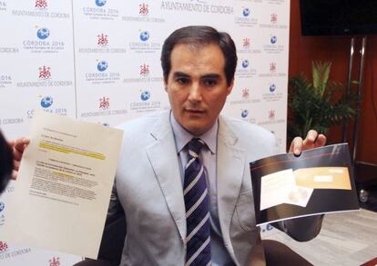 El alcalde de Córdoba, José Antonio Nieto (PP), muestra la carta anónima recibida con documentación sobre la elección de San Sebastián 2016