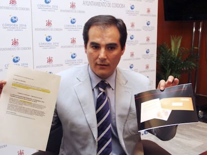 El alcalde de Córdoba, José Antonio Nieto (PP), muestra la carta anónima recibida con documentación sobre la elección de San Sebastián 2016