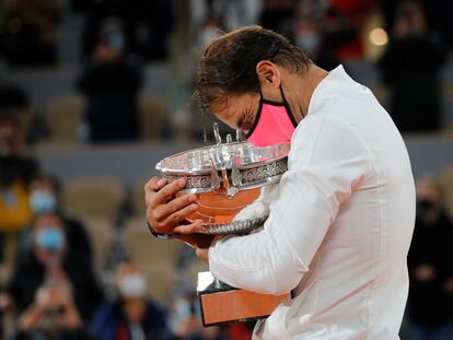 Rafael Nadal abraza la Copa de los Mosqueteros.