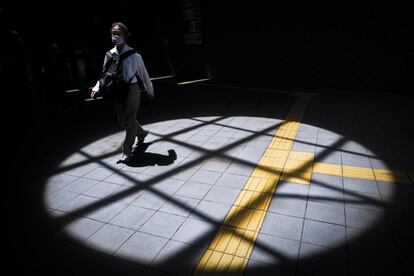 Una persona camina por una calle de Kyoto (Japón). Las empresas y las industrias turísticas de la ciudad, uno de los destinos más populares del país, han sufrido un duro golpe por la falta de viajeros por la pandemia de coronavirus.