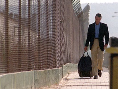 Mario Conde, saliendo de la prisión de Madrid 2, en 1999.