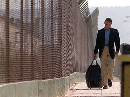 Mario Conde, saliendo de la prisión de Madrid 2, en 1999.