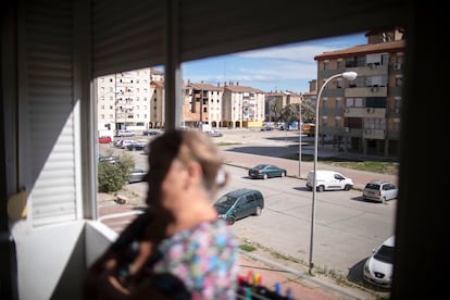 Amalia es una de las vecinas afectadas. La situación es grave porque afecta a niños y a electrodependientes (respiradores, etcétera), que sufren la carencia de vivir sin luz en la capital andaluza después de que el transformador que alimenta las casas ardiera de nuevo el 27 de febrero.
