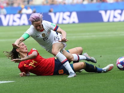 La centrocampista Virginia Torrecilla disputa un balón ante la extremo Megan Rapinoe.