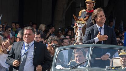 El jefe de la custodia presidencial, Alejandro Astesiano (izq), al lado de Luis Lacalle Pou, en Montevideo.