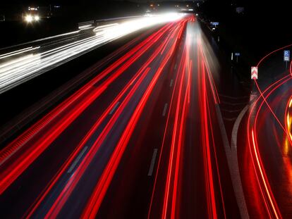 Coches circulando por la autopista A3, una de las más usadas de Alemania, cerca de Leverkusen, en febrero de 2020.