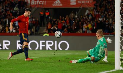 Morata pica el balón ante el guardameta sueco Olsen en la acción que supuso el gol del triunfo de España. MARCELO DEL POZO (REUTERS)