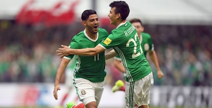 Vela celebra un gol junto a Lozano.