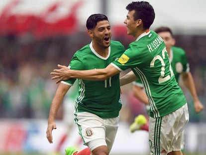 Vela celebra un gol junto a Lozano.