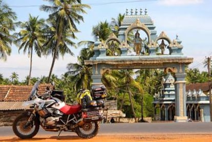 A las puertas de un templo hinduista en el estado de Karnataka (India)