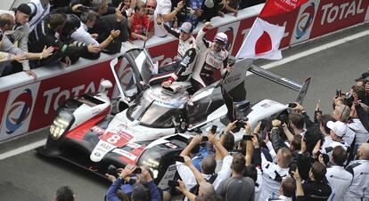 Kazuki Nakajima y Fernando Alonso, tras la victoria en Le Mans.