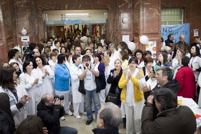 Los empleados del hospital barcelonés del Vall d'Hebron, durante su protesta en el vestíbulo del centro por la gestión de la sanidad catalana.