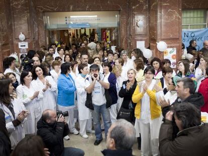 Los empleados del hospital barcelonés del Vall d'Hebron, durante su protesta en el vestíbulo del centro por la gestión de la sanidad catalana.