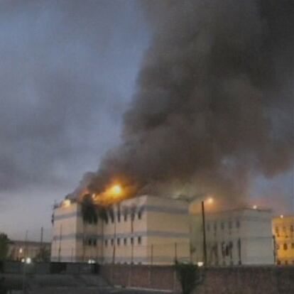 Imagen tomada de una televisión chilena en la que se muestra el incendio en la prisión de San Miguel, Santiago de Chile.