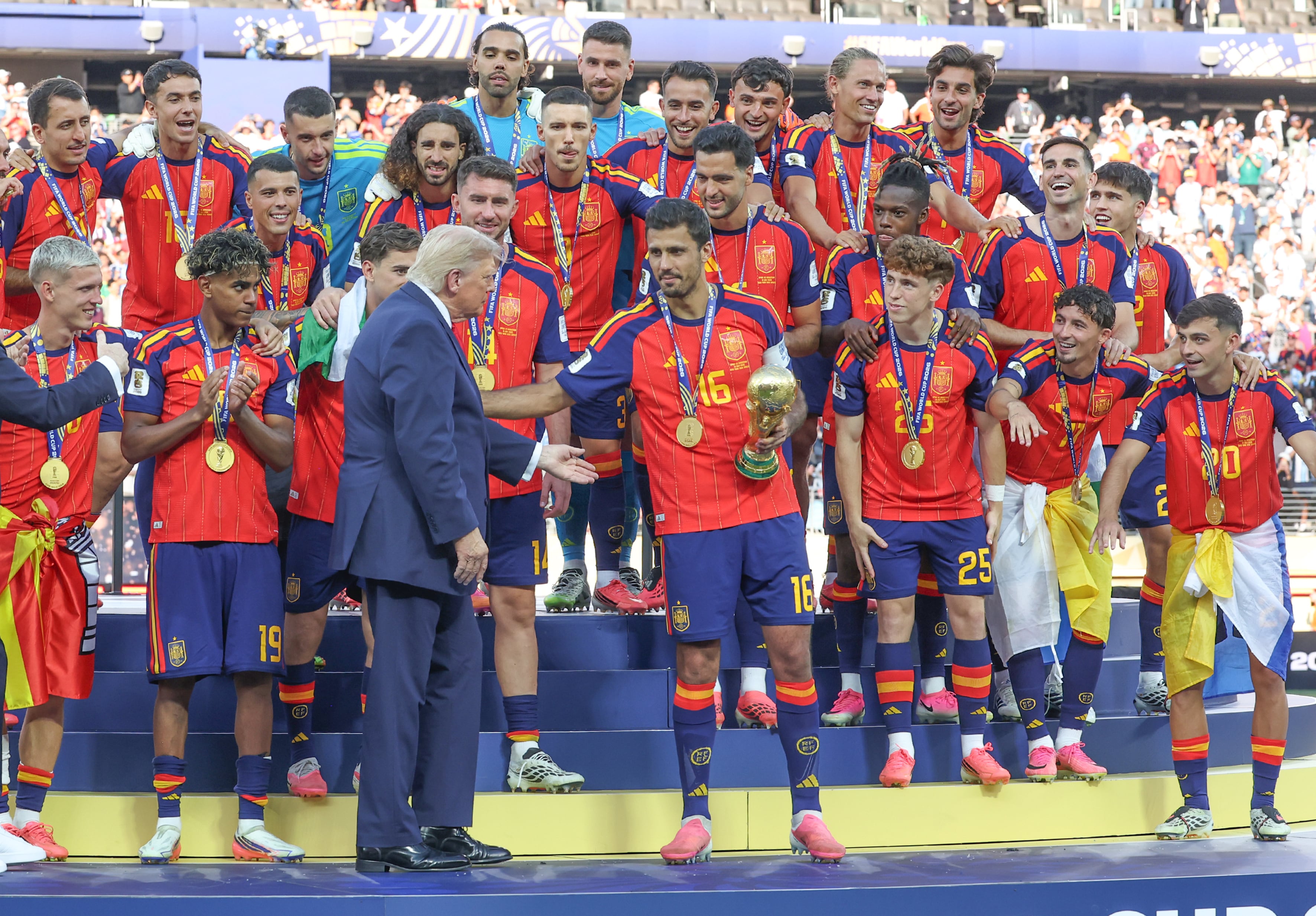 Donald Trump, junto a la selección española de fútbol tras ganar el Mundial de Fútbol 2026.