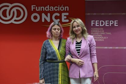 Ana Bujaldón (a la derecha), directora de Fedepe, y Virginia Carcedo, secretaria general de Fundación ONCE, firmaron un acuerdo para seguir trabajando por la inserción de las mujeres con discapacidad en la empresa, como llevan haciendo desde 2013.