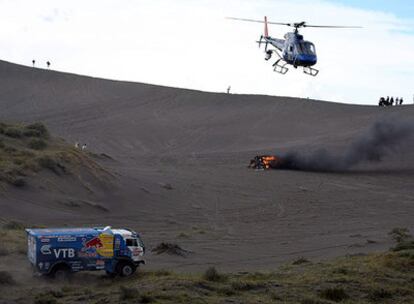 El camión del ruso Chagin pasa por delante del accidentado Lavieille.