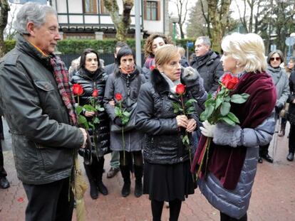 La viuda de Buesa, Natividad Rodríguez, y la madre de Jorge Díez, Begoña Elorza, en el homenaje a los das víctimas de ETA.