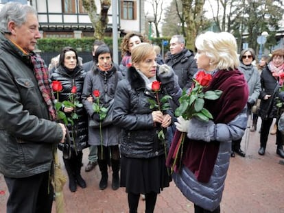 La viuda de Buesa, Natividad Rodríguez, y la madre de Jorge Díez, Begoña Elorza, en el homenaje a los das víctimas de ETA.