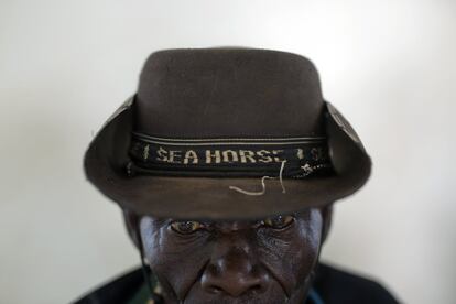 Alfred Wani, de 80 años, refugiado sursudanés de Morobo, espera para una revisión médica tras llegar al campo de refugiados de Imvepi. Wani, junto a 27 parientes, ha llegado a Uganda huyendo de la guerra civil de Sudán del Sur.
