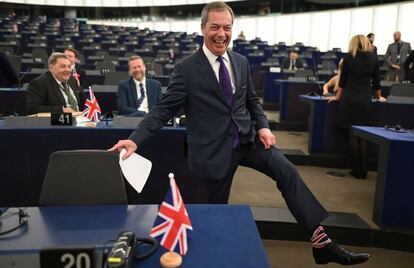 El antiguo líder del eurófobo Partido por la Independencia del Reino Unido (UKIP) y actual eurodiputado Nigel Farage, muestra uno de sus calcetines este martes durante un debate sobre las consecuencias de la decisión del Consejo de aprobar una ampliación del 'brexit' en el Parlamento Europeo en Estrasburgo (Francia).