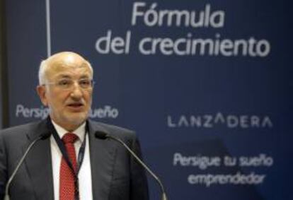 El empresario Juan Roig , durante la presentación del Proyecto Lanzadera, cuyo fin es ayudar al desarrollo de proyectos de liderazgo emprendedor y que está dotado con una aportación privada de tres millones de euros.