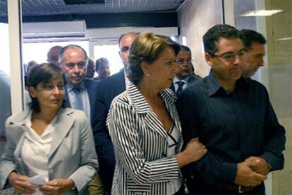Magdalena Álvarez acompaña al padre de uno de los heridos en Villada, el cncejal socialista de Ourense, Eladio Fernandez.