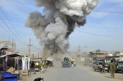 Una columna de humo se eleva sobre el lugar donde se ha producido una explosión en una comisaría en Kunduz (Afganistán). Un talibán ha fallecido en el ataque suicida mientras otros cuatro han muerto a manos de la policía.