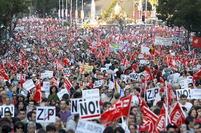 Aspecto de la manifestación que recorrió el centro de Madrid, durante la jornada de huelga general del 29-S de 2010, convocada en contra de la aprobada Ley de Reforma Laboral del gobierno de Zapatero.