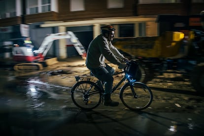 Un vecino en bici, por una calle de Paiporta. 