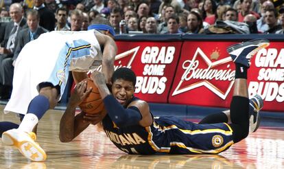 Paul George, de Indiana (d), y Corey Brewer, de Denver, pelean por el baln.