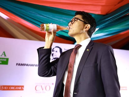 El presidente de Madagascar bebiendo su remedio milagroso contra el coronavirus.