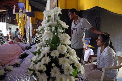 La madre de Shaini, una niña de 13 años que murió como consecuencia de los atentados, llora su muerte frente a su cuerpo, este lunes en Negombo (Sri Lanka).