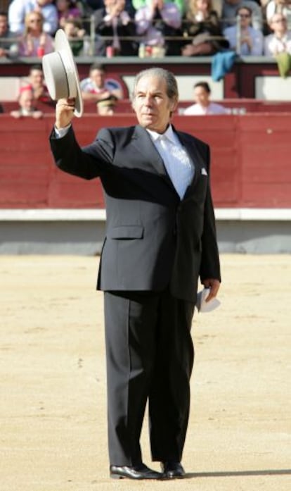 Rafael de Paula saluda desde el ruedo de la plaza de Las Ventas, el día de su homenaje, el 1 de abril de 2006.