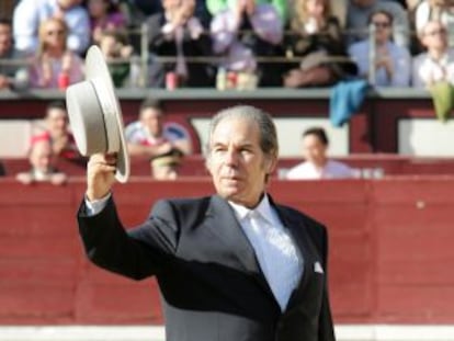 Rafael de Paula saluda desde el ruedo de la plaza de Las Ventas, el día de su homenaje, el 1 de abril de 2006.