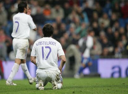 Van Nistelrooy y Raúl (a la izquierda), abatidos.