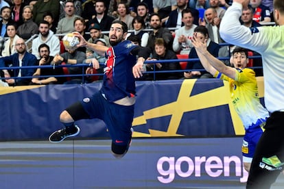 Nikola Karabatic disputando un partido de la EHF Champions League con el PSG.