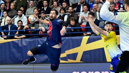 Nikola Karabatic disputando un partido de la EHF Champions League con el PSG.