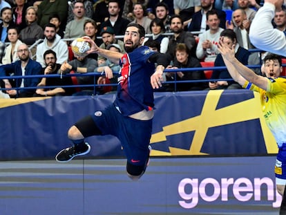 Nikola Karabatic disputando un partido de la EHF Champions League con el PSG.