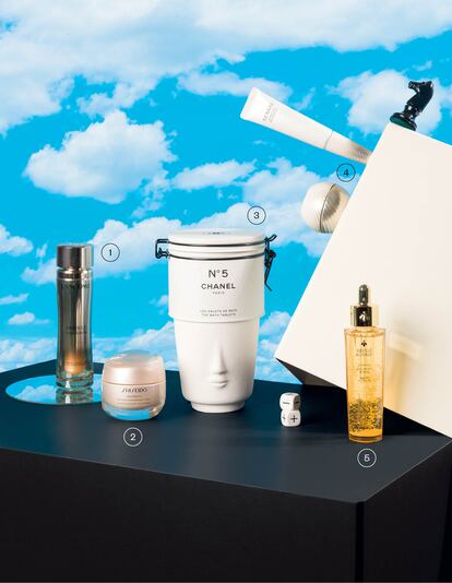 Divinos cuidados 1. Absolue Serum, de Lancôme. Sérum antiedad, con extracto de Rosa Perpetua Absolue, que prolonga la longevidad de la piel, y envase recargable fabricado con cristal reciclado. 258,50 euros. 2. Wrinkle Smoothing Cream Benefiance, de Shiseido. Crema que ayuda a reducir la apariencia de las arrugas, rellena las líneas finas e hidrata profundamente la piel. 108 euros. 3. N°5 Les Galets de Bain de la colección Factory 5, de Chanel. Pastillas de baño efervescentes, con el mítico aroma N° 5. Edición limitada. 65 euros. 4. Total Eye Treatment, de Sensai. La fórmula para usar por la mañana, despierta y reaviva la luminosidad de la mirada; la de por la noche suaviza las arrugas, aclara, define. 250 euros. 5. Aceite Acuoso de Juventud Avanzado Abeille Royale, de Guerlain. Su nueva fórmula, con un 95% de ingredientes derivados de la naturaleza, rellena e ilumina la piel. 127 euros. 50 mililitros.