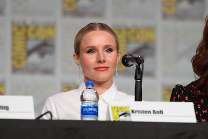 KRISTEN BELL / GOSSIP GIRL.
La mujer que puso la voz a la persona más temible de Manhattan es una cara conocida en la comedia televisiva gracias a series como House of Lies o la reciente The Good Place, en Netflix, la comedia en la que varios personajes se encuentran en un curioso Más Allá.
La actriz también le ha puesto voz a la princesa Anna en Frozen y volverá a hacerlo en Frozen 2. Además, ha trabajado en comedias como Forgetting Sarah Marshall (2010) o Bad Moms (2016).
Está casada con el actor y comediante Dax Shepard desde 2013 y tienen dos hijas.