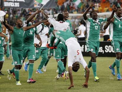 Los jugadores de Nigeria celebran la victoria.