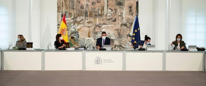 Pedro Sánchez preside la reunión del Consejo de Ministros en la Moncloa; de fondo, el cuadro de Miquel Barceló.