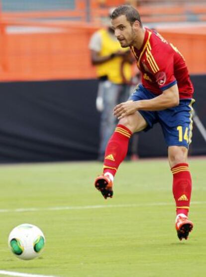 Soldado remata en el partido ante Hait&iacute;.