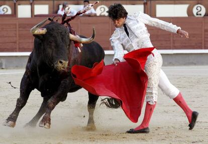 El diestro Juan del Álamo da un pase con la muleta a uno de sus toros durante la corrida en la Plaza de Las Ventas.
