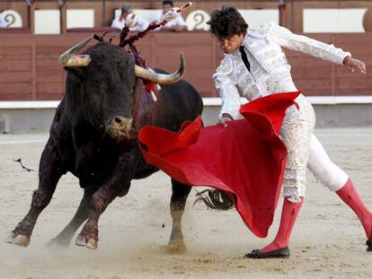 El diestro Juan del &Aacute;lamo da un pase con la muleta a uno de sus toros durante la corrida en la Plaza de Las Ventas.