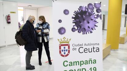 El consejero de Sanidad de Ceuta, Javier Guerrero, y la directora general de Sanidad, Rebeca Benarroch, vacunados contra la covid antes de su turno.