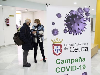 El consejero de Sanidad de Ceuta, Javier Guerrero, y la directora general de Sanidad, Rebeca Benarroch, se vacunaron contra el covid hace cuatro días.