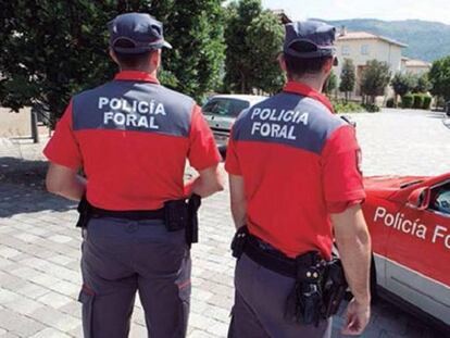 Dos agentes de la Policía Foral en una imagen de archivo. 