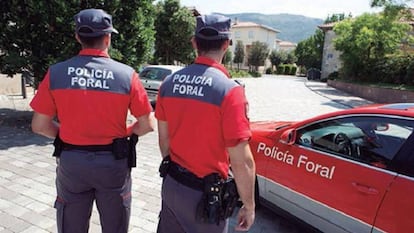 Dos agentes de la Policía Foral en una imagen de archivo. 